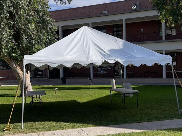 Carpa blanca montada sobre pasto