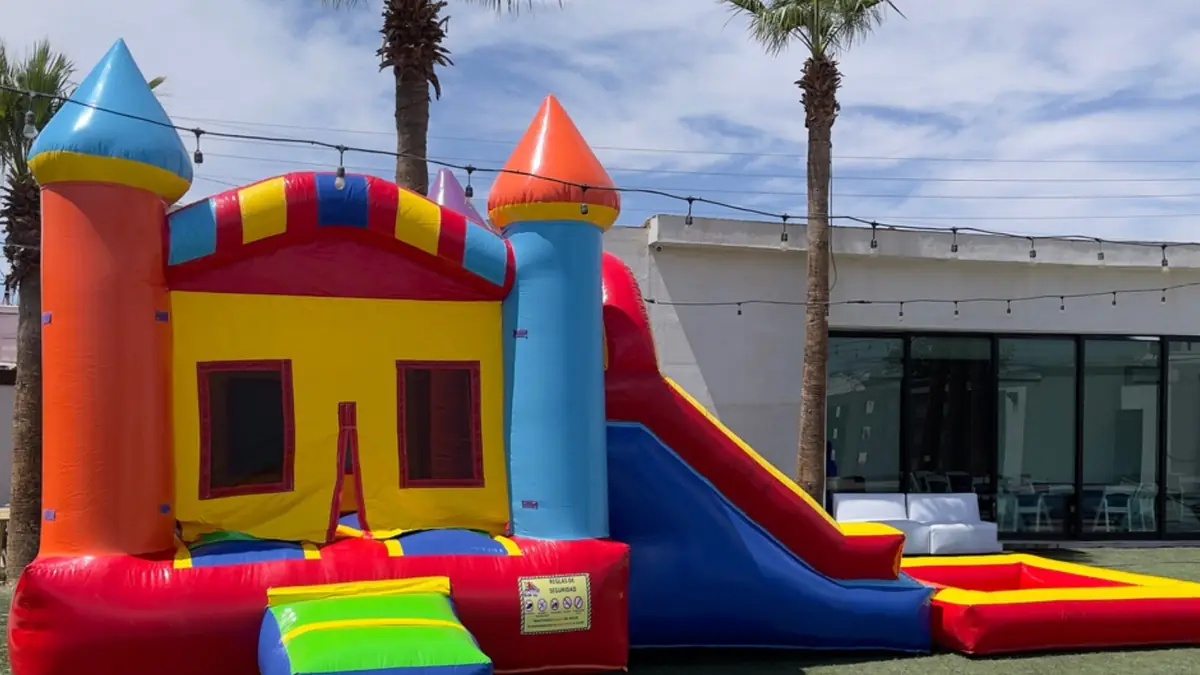El castillo multicolor con su alberca, ya instalado, como evidencia de entrega