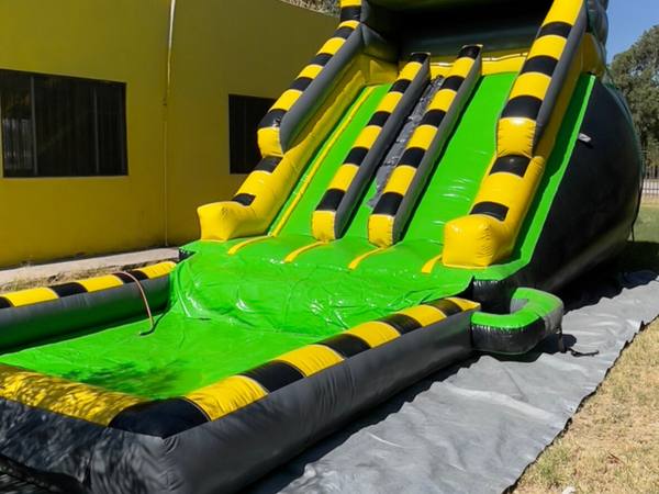 Tobogán acuático inflable verde y amarillo